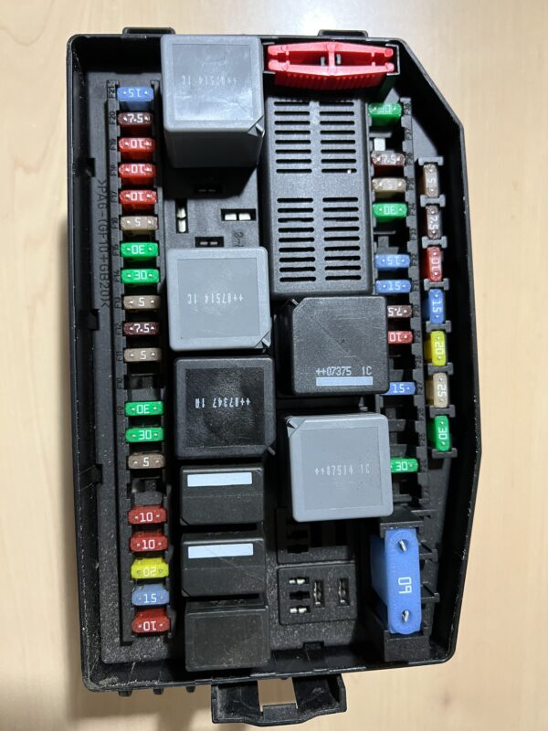 X-Type Engine Bay Fuse Box 4X43-14A073-DC NO CONN - Image 4