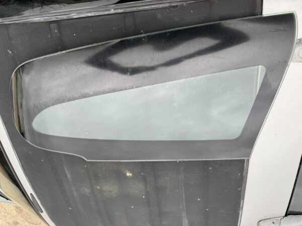 Smart 452 Quarter Window RIGHT NO SEAL